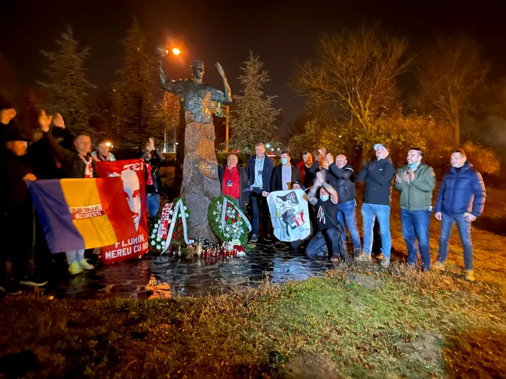 Marian Cozma, comemorat în Ungaria! Oficialii de la Dinamo şi Veszprem au depus coroane de flori la statuia handbalistului. Video (2)