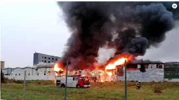 Incendiu intrun depozit din Floresti la intrarea in ClujNapoca Pompierii sau luptat cu flacarile timp de 2 ore si jumatate Video Update