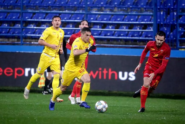 Nicolae Stanciu în acțiune, urmărit de Alin Toșca, în meciul Muntenegru - România din Liga Națiunilor