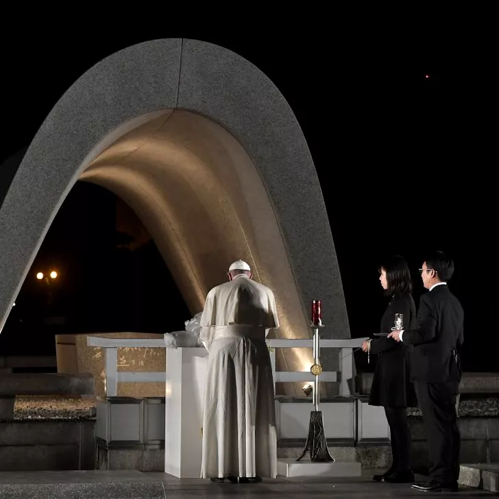 Papa Francisc, în vizită la Memorialul Victimelor din Hiroshima, în anul 2019 (sursa hepta.ro)