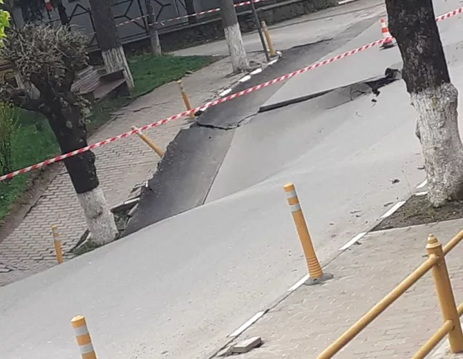 Alerta in Slanic Prahova O strada intreaga sa surpat dupa ce un munte de sare din mina sar fi prabusit Se ia in calcul evacuarea locuitorilor Video