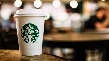 Motivul pentru care angajatii Starbucks iti scriu numele gresit pe pahar Ce strategie se ascunde in spate