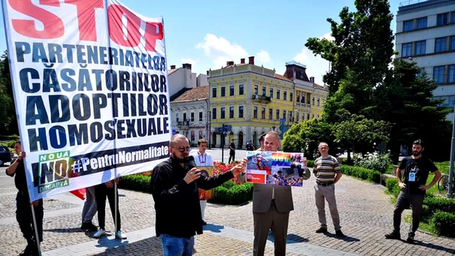 Steagul curcubeului simbolul comunitatii LGBT calcat in picioare de simpatizantii Noua Dreapta la ClujNapoca