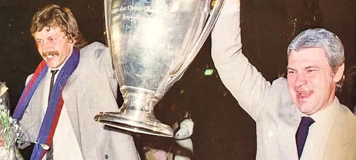 Emeric Ienei și eroul de la Sevilla, Helmuth Duckadam, cu singurul mare trofeu al fotbalului românesc la nivel de club, Cupa Campionilor Europeni, la sosirea pe aeroportul Otopeni