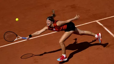 A scapat racheta din mana dar a castigat punctul Lovitura Karolinei Muchova a ridicat publicul in picioare la finala Roland Garros cu Iga Swiatek Video