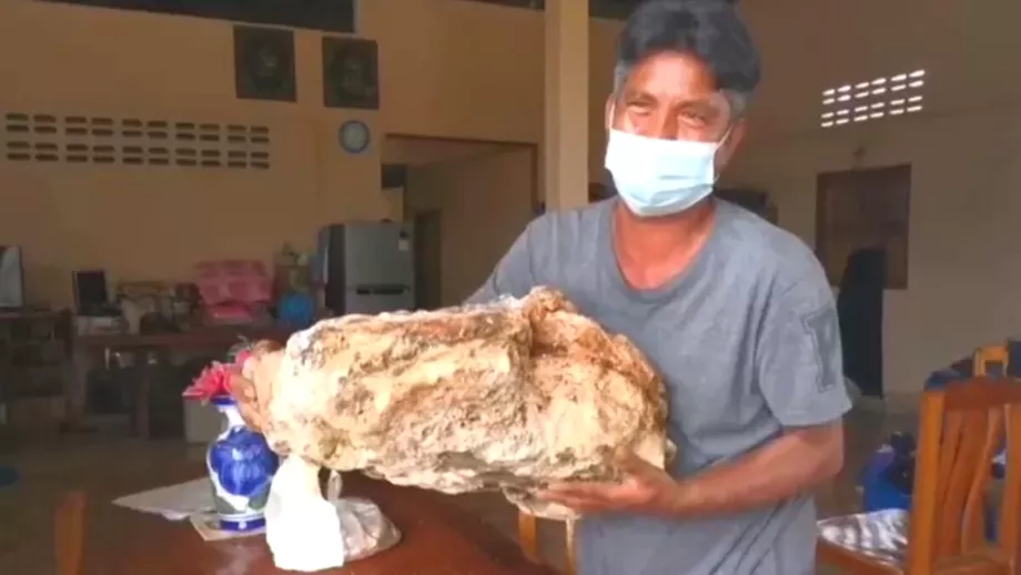 Povestea incredibila a unui pescar thailandez Cum i sa schimbat viata dupa ce a gasit zeci de kilograme de voma de balena