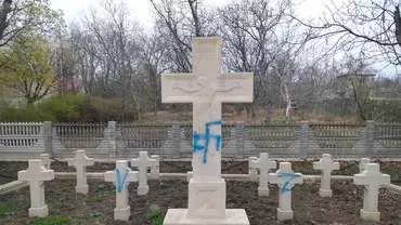 Cimitir romanesc vandalizat in Republica Moldova Crucile eroilor pictate cu simbolurile afisate de armata rusa in Ucraina