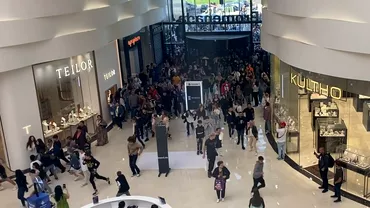 Video Craiovenii sau calcat in picioare la deschiderea unui mall Oamenii au vanat promotiile din magazine