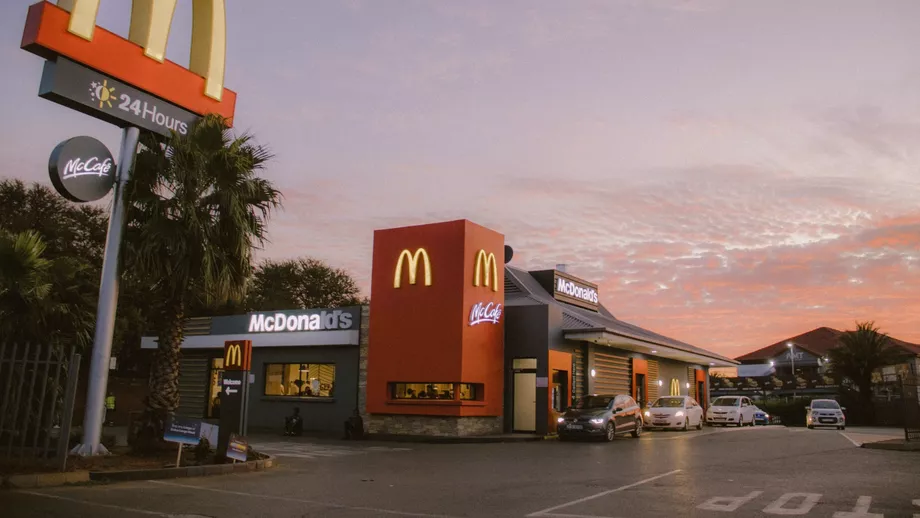 Ce reguli trebuie sa respecte angajatii McDonalds Dezvaluiri din culisele lantului de restaurante fastfood