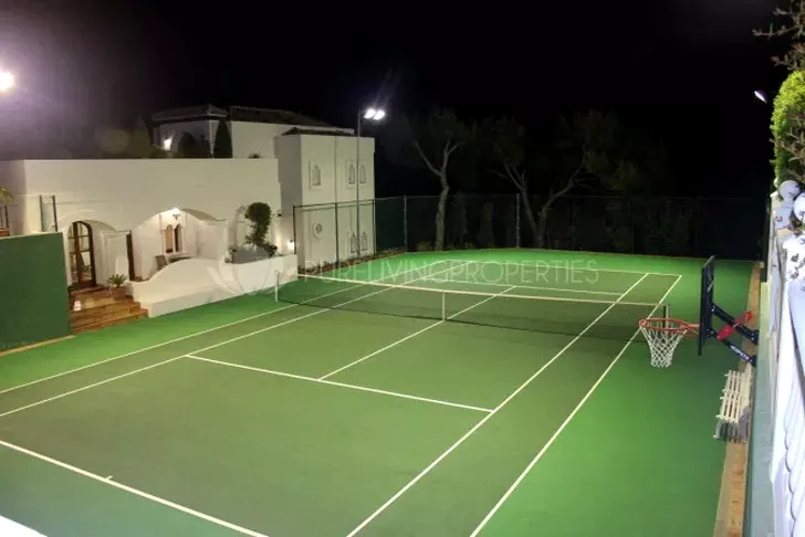 Terenul de tenis nu putea lipsi. FOTO: Pure Living Properties