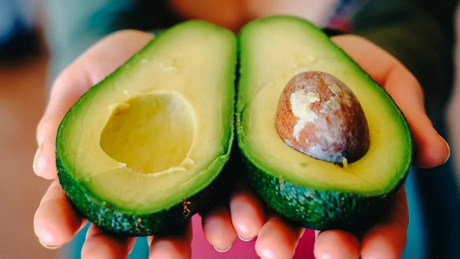 Cum se curata corect un avocado simplu si rapid Trucul care nu da gres