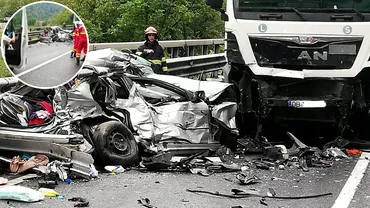 O familie intreaga a murit intrun accident pe Valea Oltului Un autoturism a intrat frontal intrun TIR