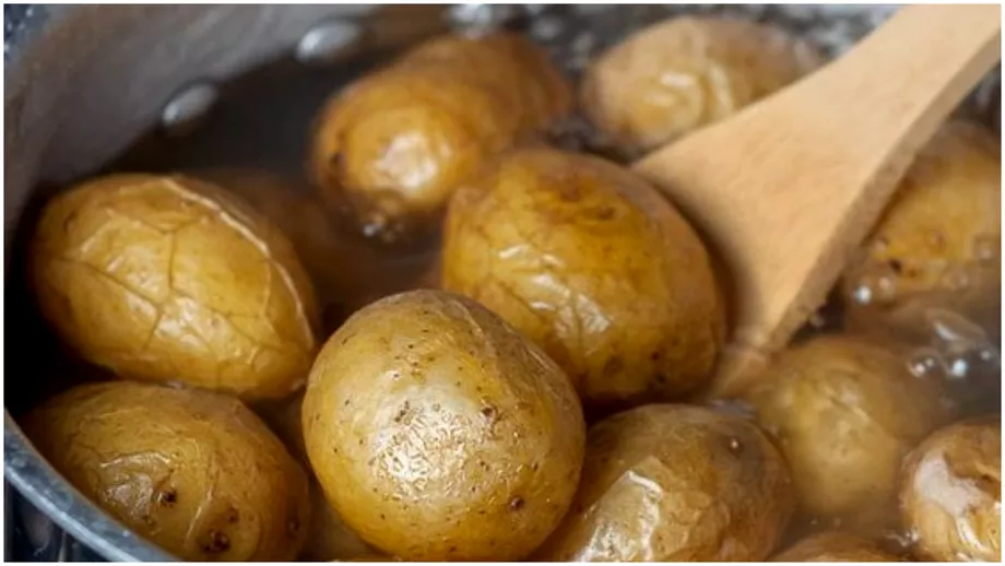 Secretul cartofilor fierti perfect Ce ingredient folosesc bucatarii de top