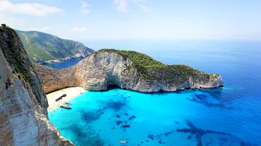 Insula greceasca unde oamenii traiesc peste 90 de ani Multi romani isi pot face concediile aici