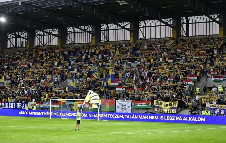 Drapeluri ale Ungariei și reclame în limba maghiară la meciul de la Streda. Sursă foto: Gazeta Sporturilor