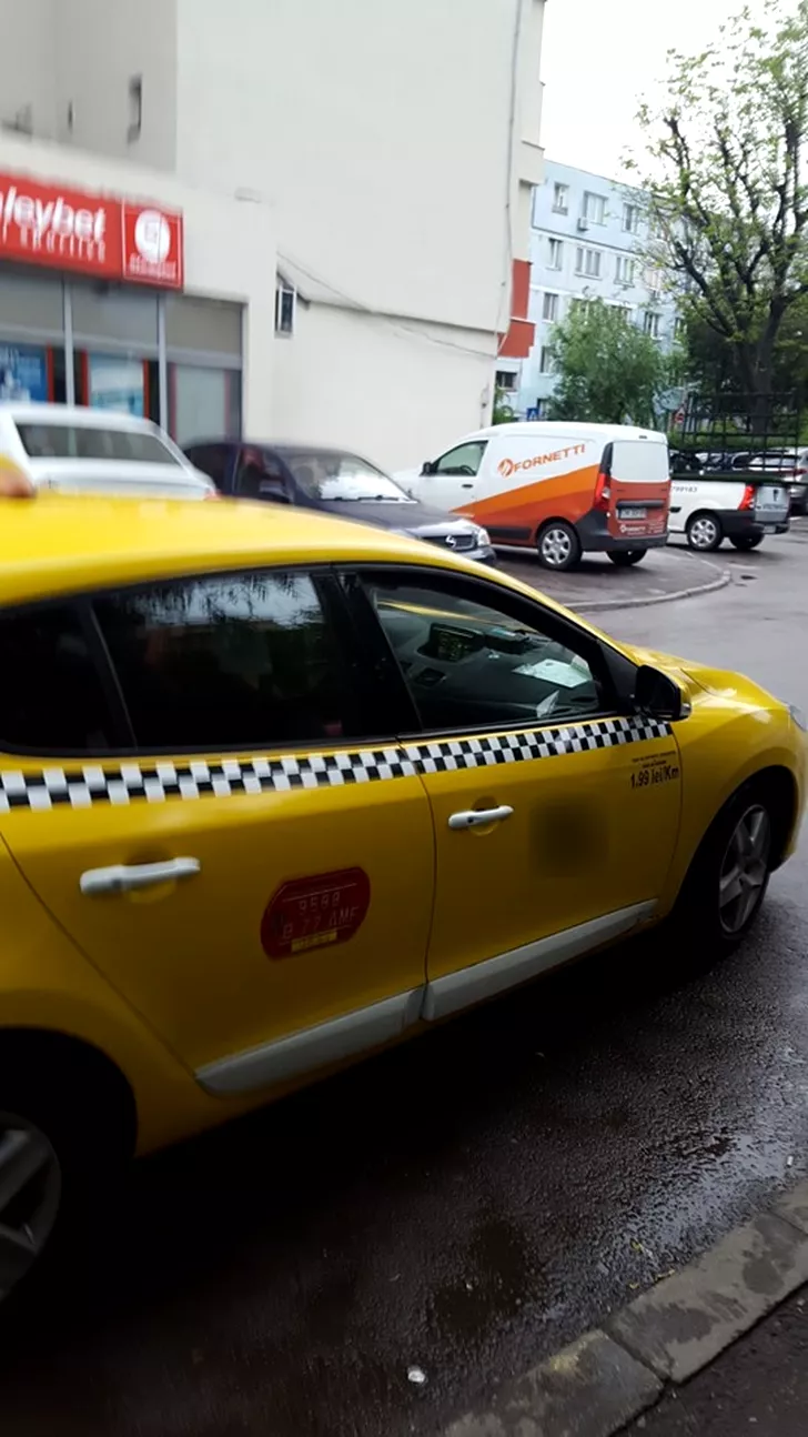 Clienta a fotografiat automobilul șoferului de taxi. Sursa foto:Facebook