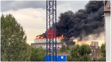 Incendiu puternic in Londra Un centru de afaceri a fost cuprins de flacari intervin 100 de pompieri Video