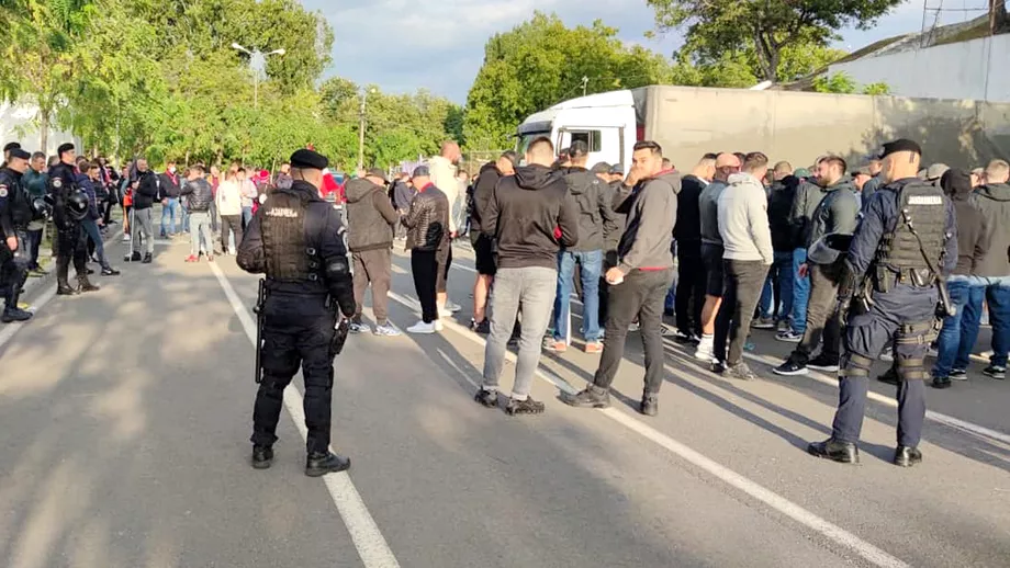 Batai de strada la Timisoara Sase suporteri au ajuns la sectia de politie incatusati Video