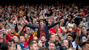Imagini emotionante la Liverpool Dupa 528 de zile sa auzit din nou imnul Youll never walk alone pe un Anfield plin Video