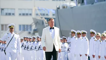 Tinuta lui Klaus Iohannis la Ziua Marinei puternic contestata Presedintele a rupt gura targului in precedentele aparitii