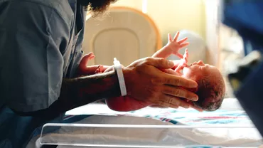Cati nou nascuti sunt parasiti in maternitatile si spitalele din Romania Statul are in grija peste 40000 de copii abandonati