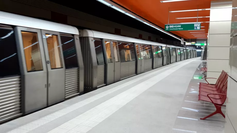 Posibil suicid la metrou Circulatia trenurilor perturbata dupa ce un barbat a cazut intre sine Medicii au constatat decesul  Update