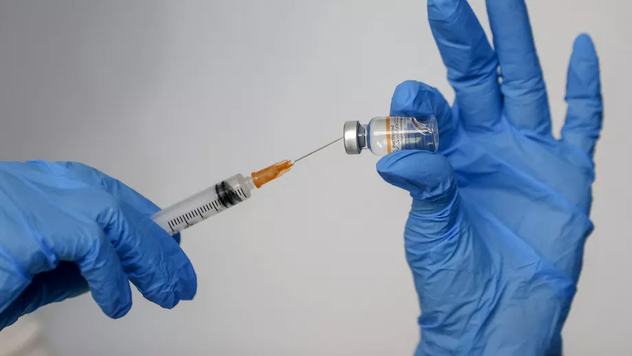 De ce produce a doua doza de vaccin antiCOVID efecte secundare mai puternice Explicatiile medicilor