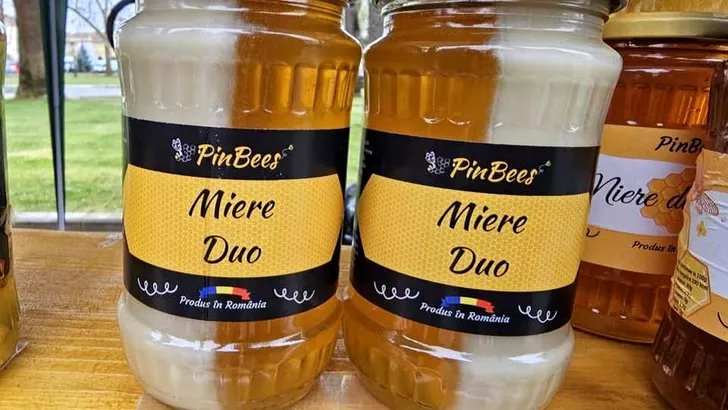 Mierea în două culori este produsul favorit al clienților din târguri. Sursă foto: sebesinfo.ro 