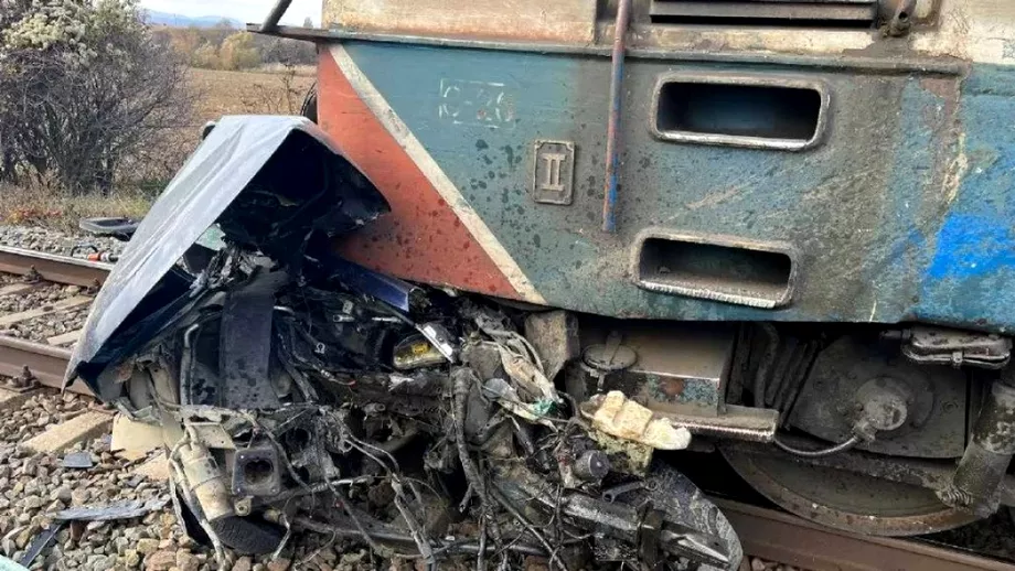 Accident grav in Bacau o masina a fost spulberata de un tren de calatori O persoana sia pierdut viata