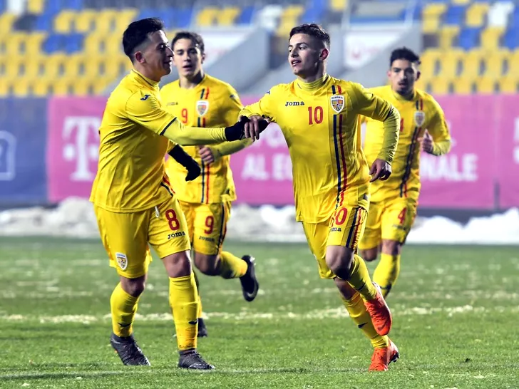 Alexandru Măţan este felicitat de Olimpiu Moruţan după un gol înscris la echipa naţională a României U19