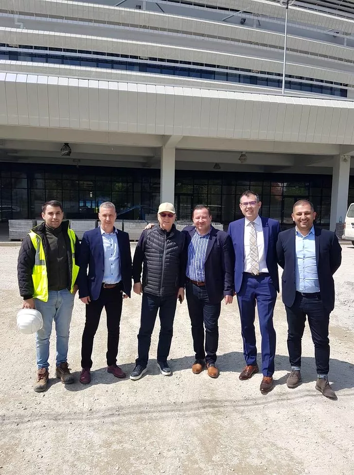 Valeriu Argăseală s-a pozat alături de oficialitățile locale la stadionul din Târgu Jiu (sursă foto: telekomsport.ro)