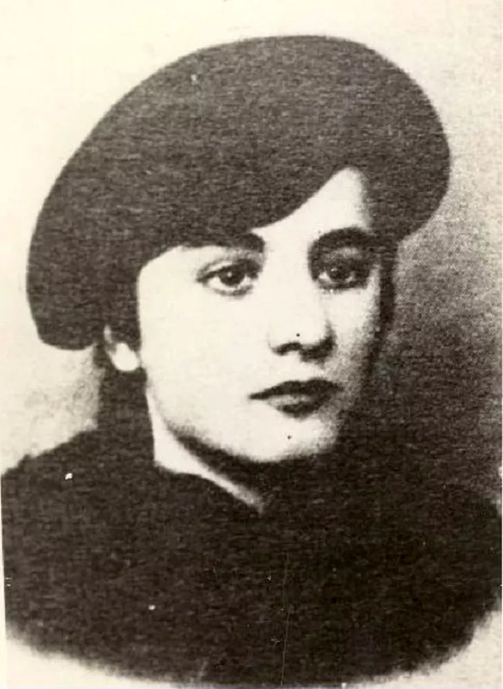 Lenuța lu Briceag în 1939, tânără muncitoare în București, mult înainte să devină Elena Ceaușescu. Sursa historia.ro