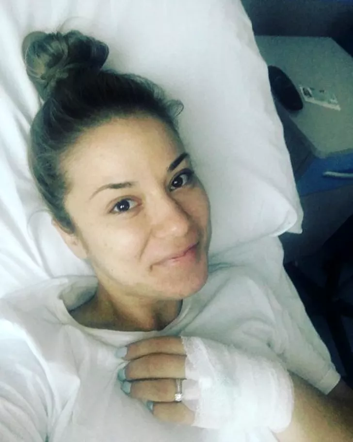 Ada Iliescu s-a fotografiat pe patul de spital. Fosta handbalistă se străduia să zâmbească