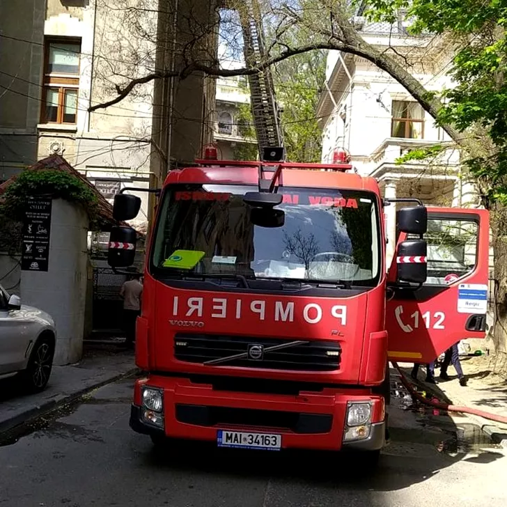 Incendiu într-un bloc din centrul Bucureștiului. Echipajele ISU intervin cu 3 autospeciale de stingere