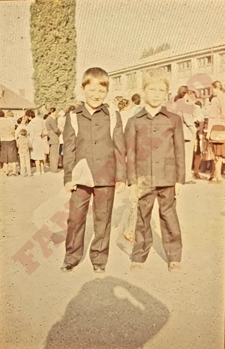 Mihai Sturzu împreună cu Florin Grozea, în prima zi de școală. Sursă foto: Arhivă personală