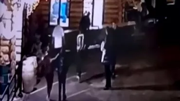 Video Momentul in care un barbat este ucis la hotelul din Padina Fiii vrajitoarei Sidonia au lovit fara mila