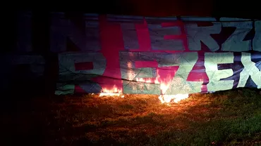 Foto Razboi in Craiova Ultrasii din Peluza Sud 97 au incendiat bannerele rivalilor de la CSU