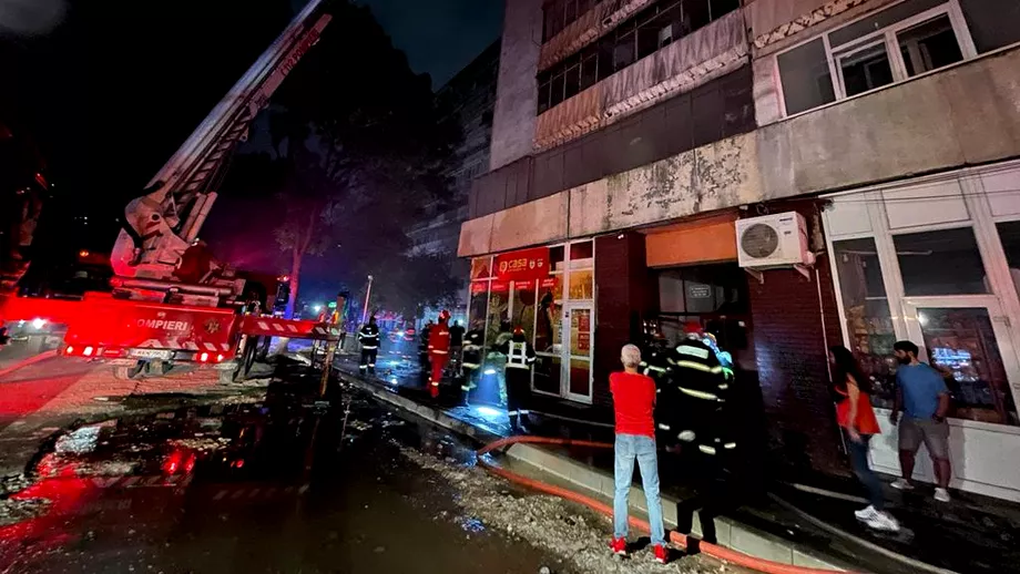 Bucuresti Incendiu la un bloc din sectorul 5 Interventie cu 14 autospeciale  Video