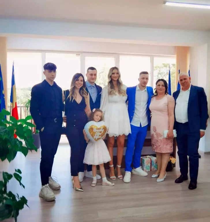 Familia Panțîru la cununia civilă a lui Ionuț cu Alexandra