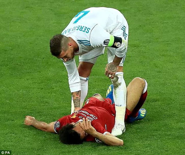 Sergio Ramos, dat în judecată pentru accidentarea lui Salah!. Agresorul lângă victima sa. Salah e accidentat la umăr