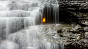 Flacara care arde de sute de ani in spatele unei cascade Locul fascineaza toti turistii care ajung in zona