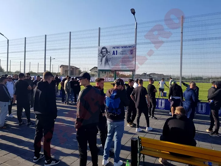 Ultraşii de la FC U Craiova, strânşi în faţa terenului de antrenament