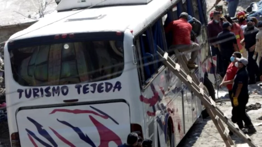 Cel putin 15 persoane au murit in Mexic dupa ce un autocar cu turisti sa rasturnat in vestul tarii