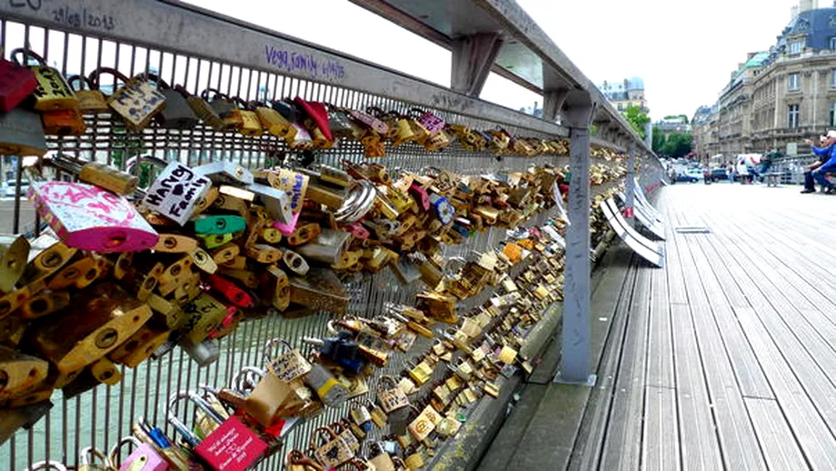 Lacatele de pe podul indragostititilor din Paris vor fi scoase de primarie