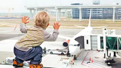 Doi părinți și-au abandonat bebelușul în aeroport când au aflat că trebuie să...