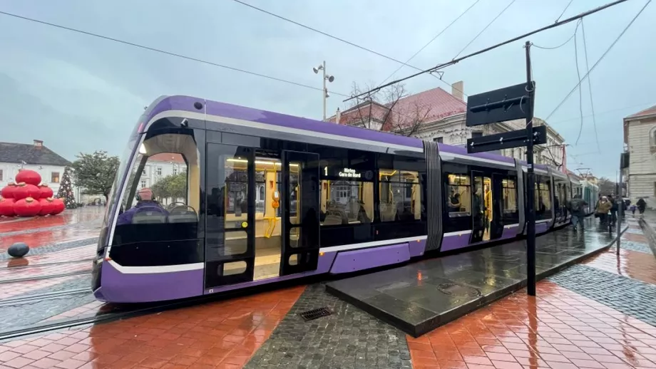 Barbat din Timisoara agatat de tramvai si tras sub roti Momentul cumplit surprins de camere Video
