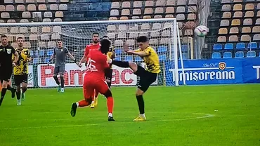 Intrare criminala la FC Brasov  Hermannstadt Saeed Issah luat cu ambulanta dupa ce a fost lovit cu talpa in cap de Tudor Saim Video