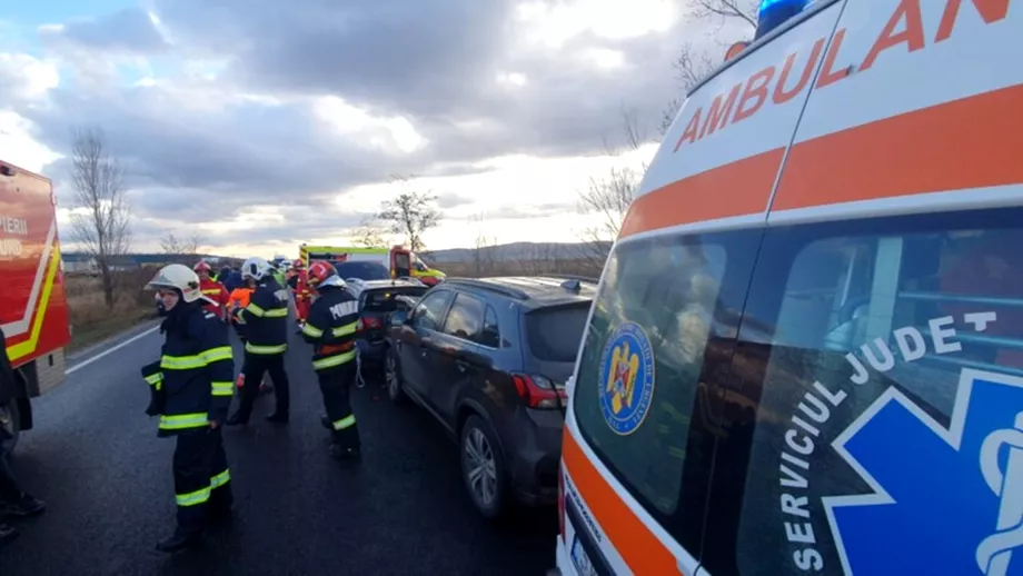 Trei masini sau ciocnit pe DN2 in judetul Suceava 10 persoane implicate doua au ajuns la spital