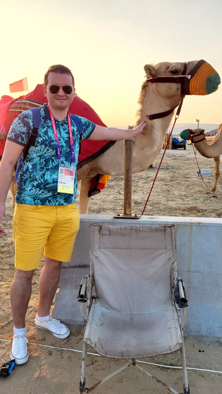 Reporterul Fanatik şi-a făcut prieteni noi în Qatar. Sursa foto: Fanatik