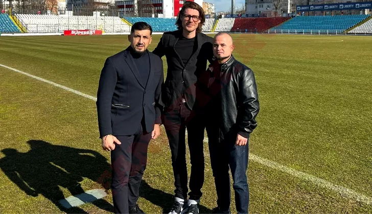 Cornel Mușat, Maurice Hols și Alin Falcușan pe stadionul Oțelului Galați, după discuțiile cu oficialii orașului